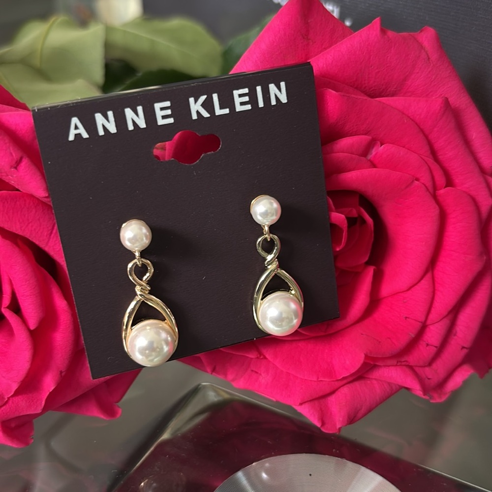 Pearl Drop Earrings NEW